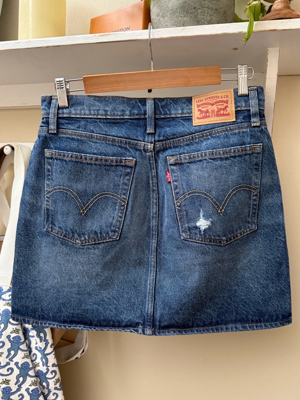 Levi's Dark Blue Denim Mini Skirt distressed with Pockets Size 27 💎Like New